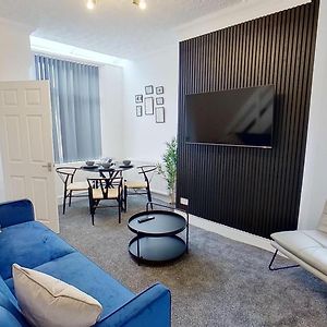 Elegant 2 Bed House Near City Centre